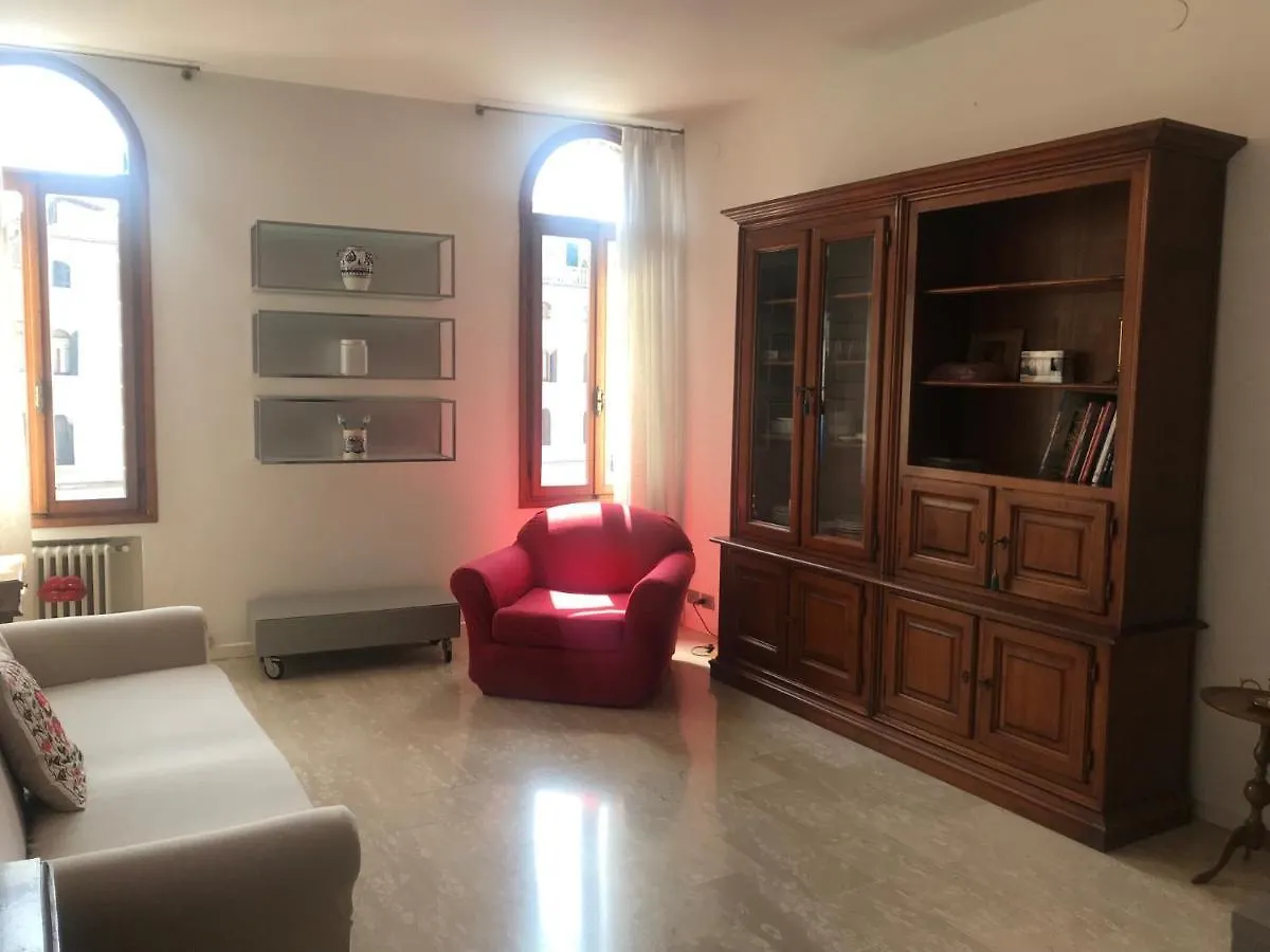 شقة البندقية هومز وهوليديز